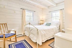 Una cama o camas en una habitación de Lakewood Cottage with Private Lake Access and Canoes!