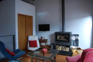 sala de estar con sofá y chimenea en CASA DE DOÑA MARIA VALDELARCO en Valdelarco