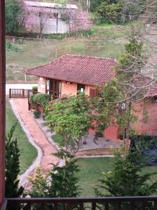 uma vista para uma casa a partir de uma varanda em Riacho Das Pedras Pousada em Gonçalves