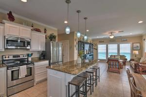 Η κουζίνα ή μικρή κουζίνα στο Ocean View and Grill Crystal Beach Bungalow!