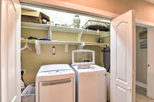 Φωτογραφία από το άλμπουμ του Ocean View and Grill Crystal Beach Bungalow! σε Crystal Beach