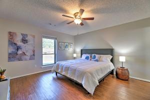 1 dormitorio con 1 cama y ventilador de techo en Modern Fayetteville Home Less Than 1 Mi to U of A!, en Fayetteville