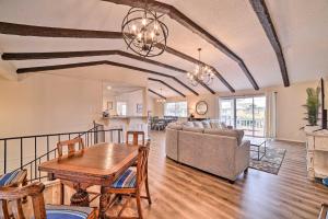 una sala de estar con una mesa y un sofá en Private Dock Charming and Spacious Rockport Abode!, en Rockport