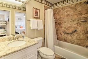 Un baño con inodoro, lavabo y ducha. en Private Dock Charming and Spacious Rockport Abode!, en Rockport 38 fotos más