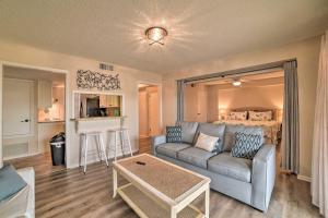 una sala de estar con un sofá y una mesa en Private Dock Charming and Spacious Rockport Abode!, en Rockport