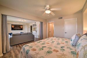 Un dormitorio con una cama y un ventilador de techo. en Private Dock Charming and Spacious Rockport Abode!, en Rockport
