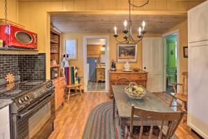 Η κουζίνα ή μικρή κουζίνα στο Lakefront Canandaigua Home with Grill, Fire Pit +19 φωτογραφίες