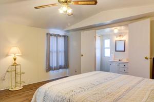En eller flere senge i et værelse på Peaceful Sandia Park Retreat with Deck and Views!