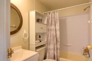 Et badeværelse på Peaceful Sandia Park Retreat with Deck and Views!
