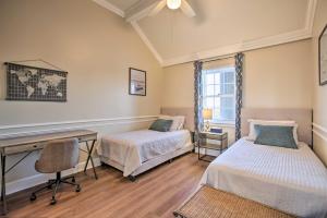 Säng eller sängar i ett rum på Lakefront Madisonville Townhome with Views!
