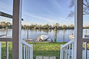 Photo de la galerie de l'établissement Lakefront Madisonville Townhome with Views!, 