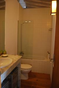 ein Badezimmer mit Toilette, Badewanne und Waschbecken in der Unterkunft CASA DE DOÑA MARIA VALDELARCO in Valdelarco + 17 Fotos