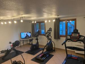 Fitness centrum a/nebo fitness zařízení v ubytování Kyriad Montpellier Aéroport - Parc Expo