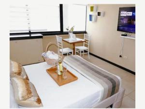 a room with a table and a dining room at Ecusuites Room 44 bellini Gye Santa Ana in Guayaquil