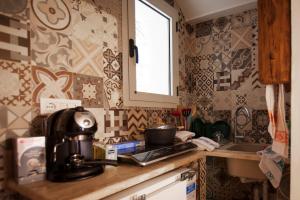 una cucina con macchinetta del caffè su un bancone di la casetta a Sassari