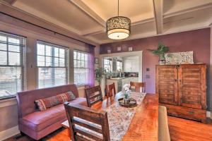 フラッグスタッフにあるThe Purple House Apt in Downtown Flagstaff!のリビングルーム(ソファ、テーブル付)