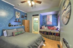 Säng eller sängar i ett rum på The Purple House Apt in Downtown Flagstaff!