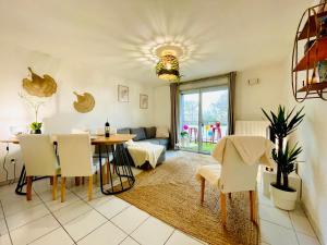 a living room with a table and a dining room at Bel Appartement T3 de 60m2 avec Parking, Terrasse, proche du Métro et du Périph in Toulouse