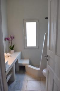 パリキアにあるEight sensesのバスルーム(トイレ、洗面台付)、窓が備わります。