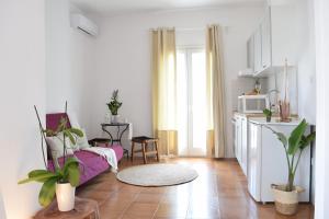 una cucina e un soggiorno con divano in camera di Eight senses a Paroikia