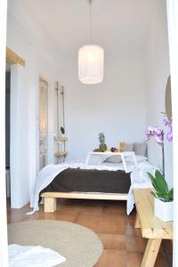 - une chambre avec un lit et une table en bois dans l'établissement Eight senses, à Parikia
