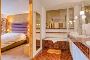 ベルサイユにあるオテル デュ ジュ ド ポームのバスルーム(ベッド1台、シンク、バスタブ付)