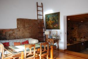 a dining room with a table and a ladder at CASA DE DOÑA MARIA VALDELARCO in Valdelarco
