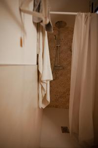 een badkamer met een douche en een douchegordijn bij la casetta in Sassari
