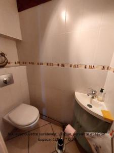 Bathroom sa La Grange de La Coste