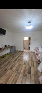 an empty room with a hard wood floor and a light at Pousada Sons do Silêncio in Socorro