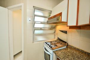 O bucătărie sau chicinetă la Apartamento para 2 hóspedes próximo a UFSC e Shopping Villa Romana N1155