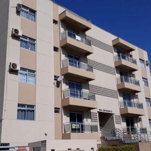 un edificio alto con balcones a un lado. en Apartamento na praia de Bombas Edifício Umuarama bloco B, en Bombinhas