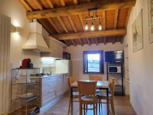 a kitchen with a table and chairs in a room at Appartamenti Tinacci in San Gimignano