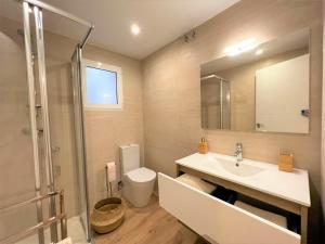 Un baño con lavabo, inodoro y espejo. en MARINA SUNBEACH SEA VIEW, en Torrevieja 21 fotos más