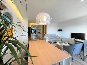 Una sala de estar con una mesa de madera y un sofá. en MARINA SUNBEACH SEA VIEW, en Torrevieja