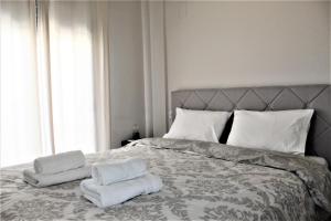 ein Schlafzimmer mit einem großen Bett mit Handtüchern darauf in der Unterkunft Khibra 2 in Volos