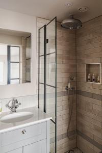 a bathroom with a shower and a sink at Hare and Hounds - Newbury in Newbury +64 photos