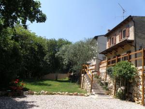 zewnętrzny widok na dom z kamiennym płotem w obiekcie Ca' Spina: Sweet Home in Valpolicella w mieście SantʼAmbrogio di Valpolicella
