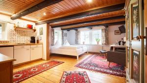 eine Küche und ein Wohnzimmer mit einer Couch und einem Tisch in der Unterkunft Appartementhotel Blomberger Hof in Blomberg