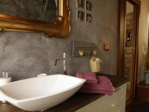 - białą wannę w łazience z lustrem w obiekcie Ca' Spina: Sweet Home in Valpolicella w mieście SantʼAmbrogio di Valpolicella