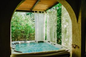 Bazén v ubytovaní Lee house, WI-FI,FREE PARKING, HOT TUBE alebo v jeho blízkosti