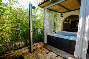 Vonkajšia záhrada v ubytovaní Lee house, WI-FI,FREE PARKING, HOT TUBE