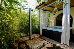 Vonkajšia záhrada v ubytovaní Lee house, WI-FI,FREE PARKING, HOT TUBE