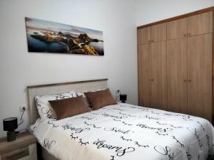 Łóżko lub łóżka w pokoju w obiekcie APARTAMENTOS La PEÑA C