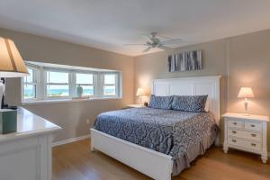 1 dormitorio con 1 cama, 2 mesas y 2 ventanas en 603 Dockside en Clearwater Beach