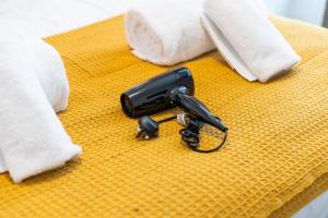 ein schwarzes Telefon auf einem gelben Tisch mit Handtüchern in der Unterkunft 4-Bed - 2 Bath - Off-Road parking - Ideal for Contractors in Swansea