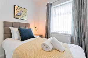 ein Schlafzimmer mit großem Bett und Fenster in der Unterkunft 4-Bed - 2 Bath - Off-Road parking - Ideal for Contractors in Swansea