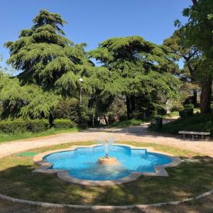 una fuente en medio de un parque con árboles en Apartman Monte Zaro Park en Pula