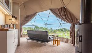 TV a/nebo společenská místnost v ubytování Brynteg Glamping