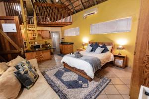 Postel nebo postele na pokoji v ubytování Selati 103 Guest Cottages + 83 fotografií